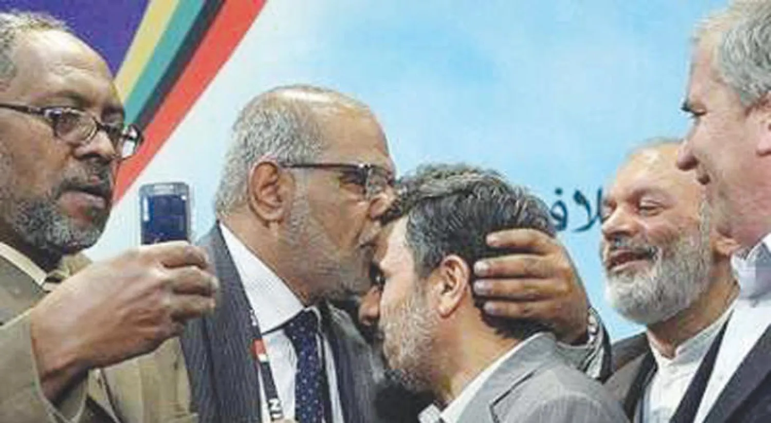 قاسم هاشم يقبل رأس محمود أحمدي نجاد الرئيس الإيراني السابق في لقاء لهما في طهران («الشرق الأوسط»)