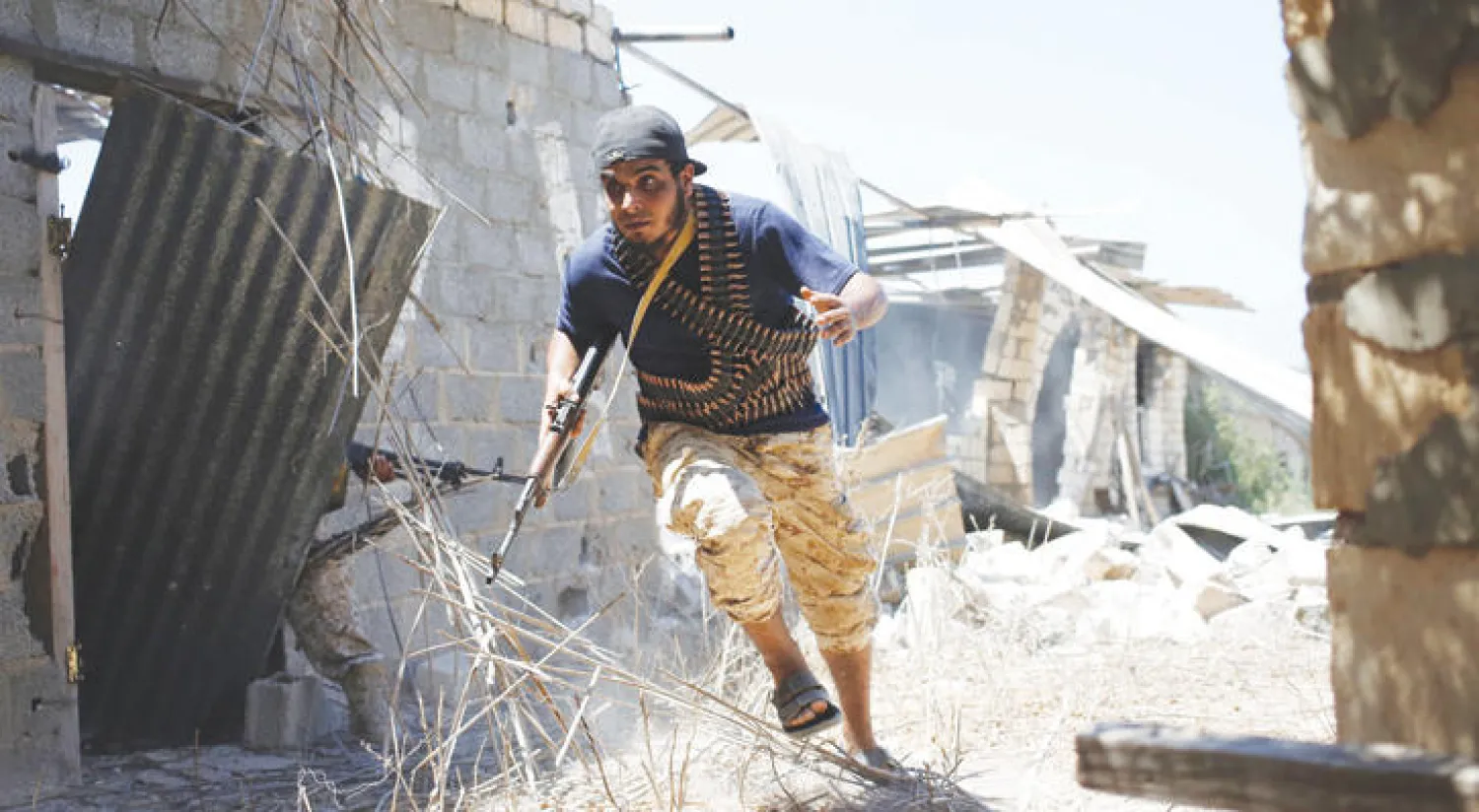 مقاتل من القوات الحكومية الليبية خلال مواجهات مع مقاتلي تنظيم داعش في سرت (رويترز)