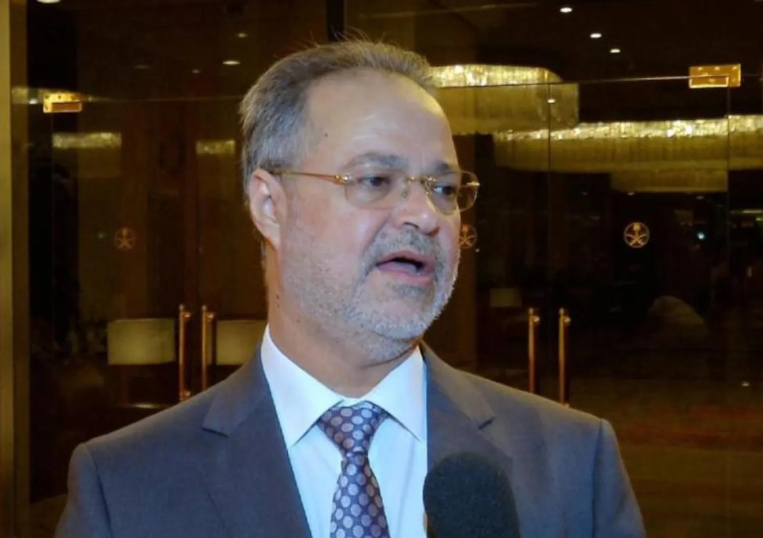 بعد توقيعه مشروع الاتفاق الأممي.. وفد الحكومة اليمنية يغادر الكويت وعودته للمشاورات مشروطة