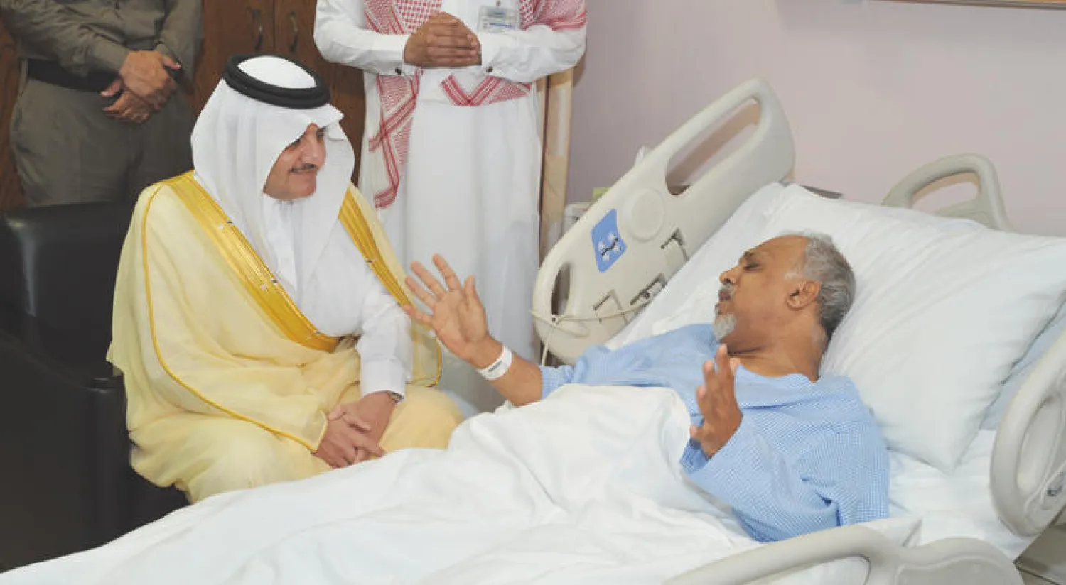 الأمير سعود بن نايف أمير المنطقة الشرقية خلال زيارته لعمدة تاروت بعد تعرضه لإطلاق نار من مجهولين («الشرق الأوسط»)