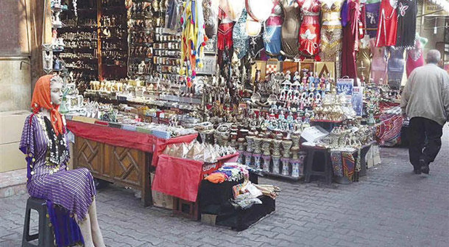 محل في بازار سياحي وقد خلا من السياح (رويترز)