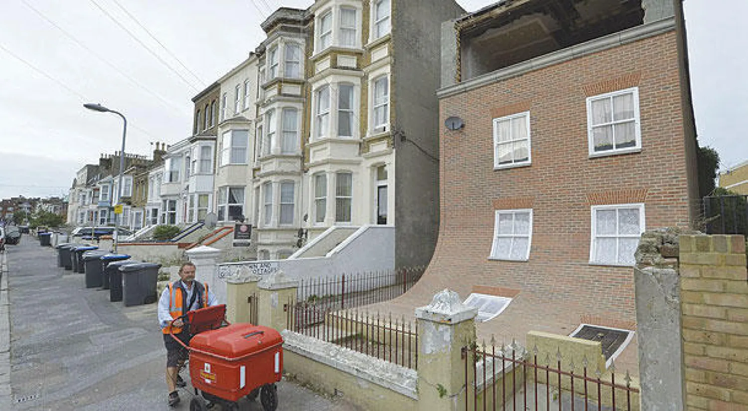 عدم اليقين الاقتصادي المترتب على قرار انفصال بريطانيا عن الاتحاد الأوروبي من الممكن أن يقلص من الطلب خلال الأشهر المقبلة في السوق العقارية (رويترز)