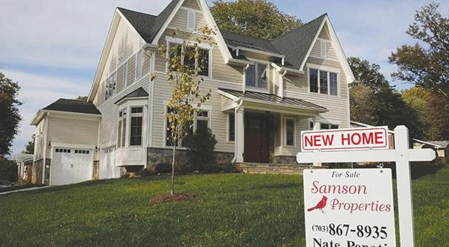 تدعمت سوق الإسكان بفضل متانة سوق العمل لكن المبيعات لا تزال تواجه ضغوطًا من النقص المستمر في العقارات المتاحة للبيع (رويترز)