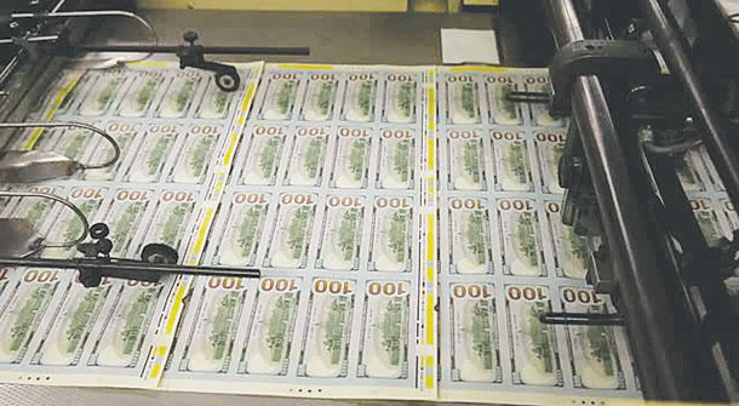 آلة طبع النقود في اليابان (رويترز)