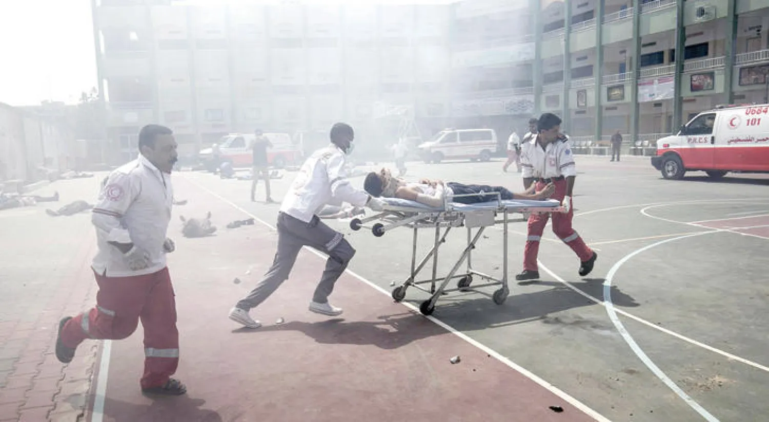 عمال إنقاذ فلسطينيون خلال تمرين في رفح جنوب قطاع غزة أول من أمس (أ.ف.ب)