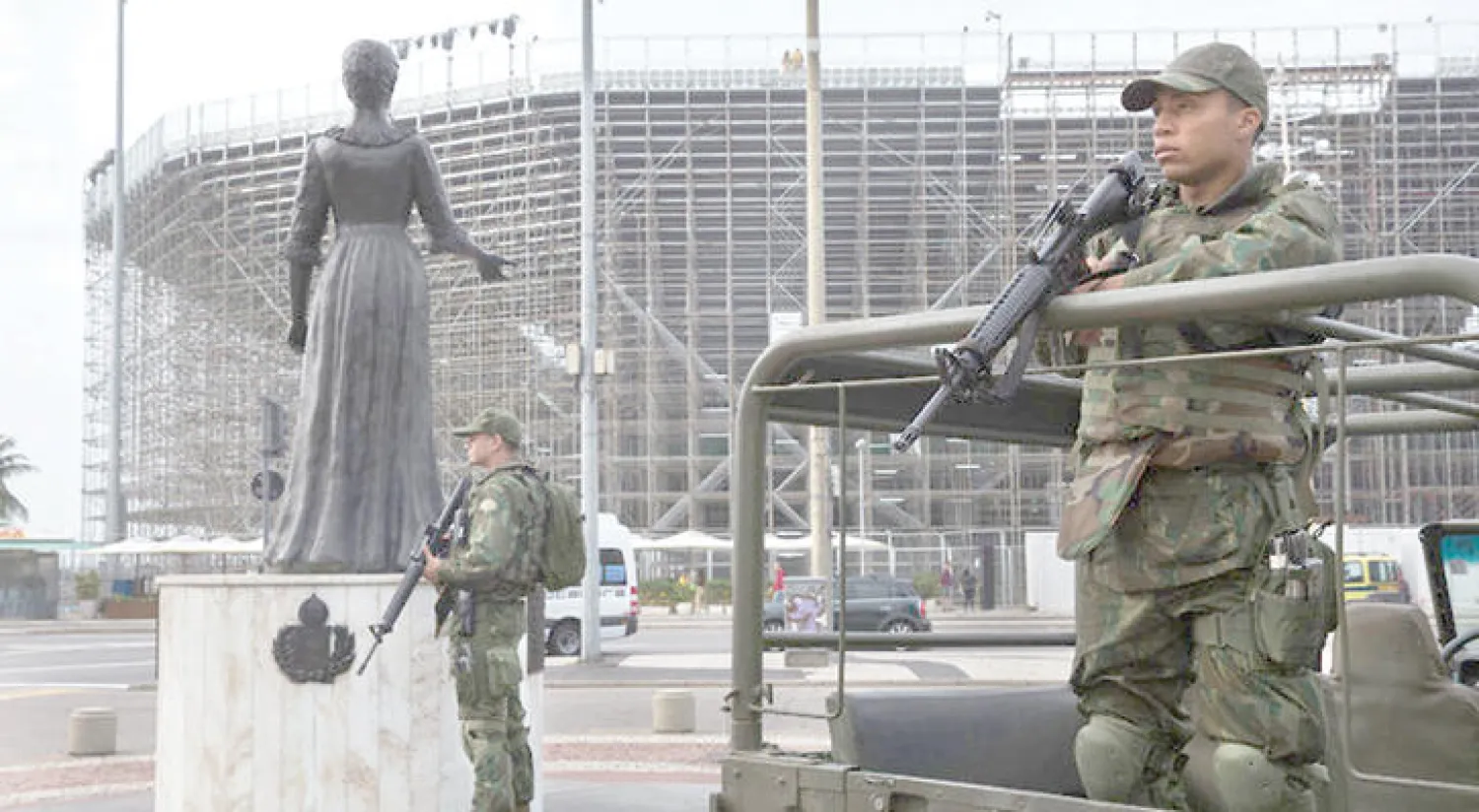 إجراءات أمنية مشددة خارج الملعب الأولمبي في مدينة ريو أمس (نيويورك تايمز)