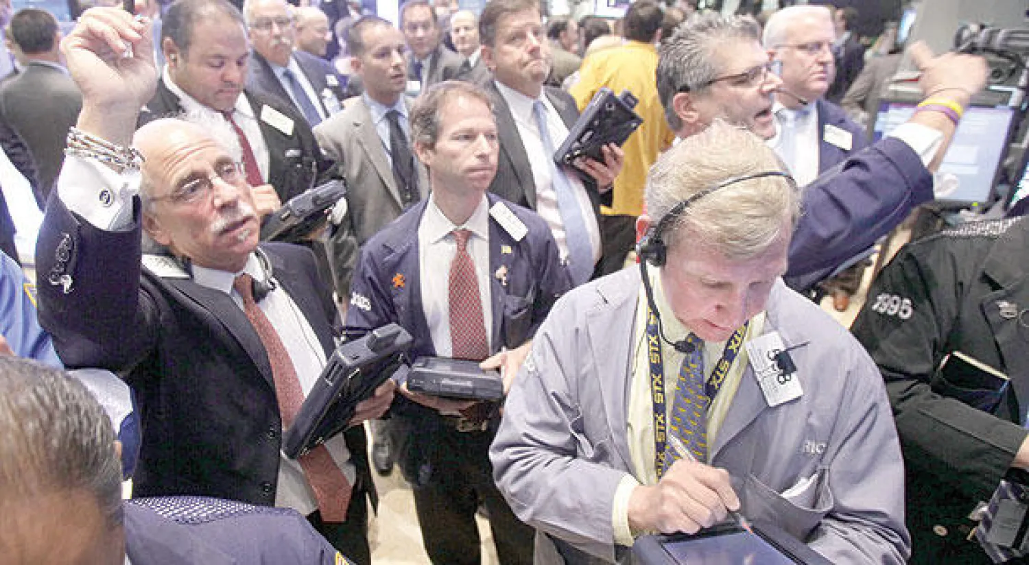 سماسرة في بورصة نيويورك يتابعون أسعار الأسهم (رويترز)