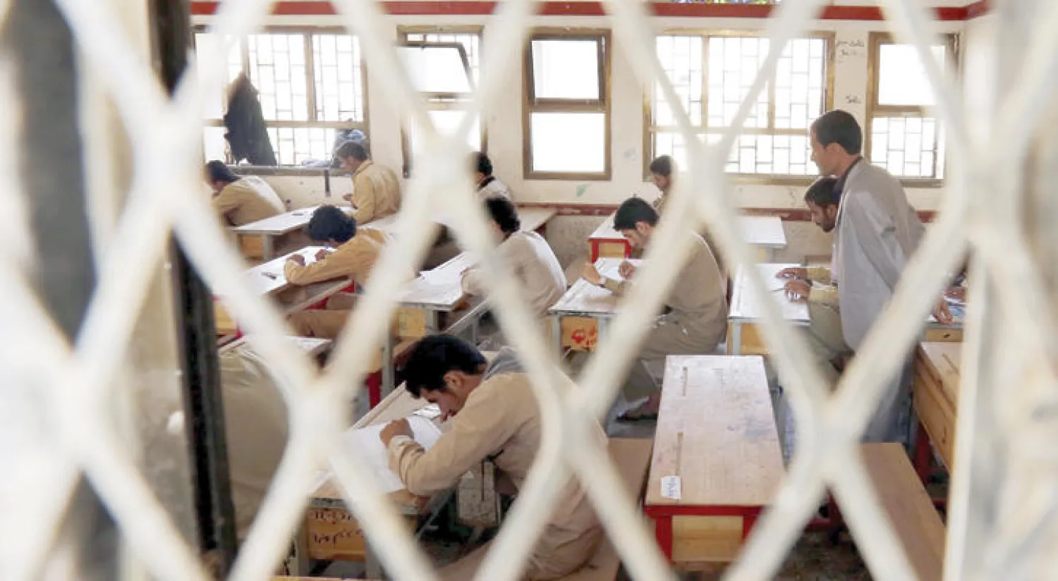 طلبة يؤدون الامتحانات في صنعاء التي يسيطر عليها الانقلابيون منذ سبتمبر 2014 (إ.ب.أ)