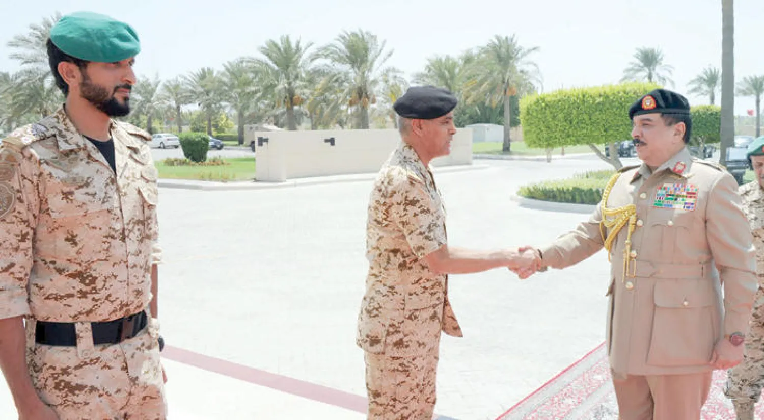 العاهل البحريني  الملك حمد بن عيسى آل خليفة يصافح الفريق ركن ذياب النعيمي رئيس هيئة الأركان ويبدو العميد ركن الشيخ ناصر بن حمد آل خليفة قائد الحرس الملكي (بنا)