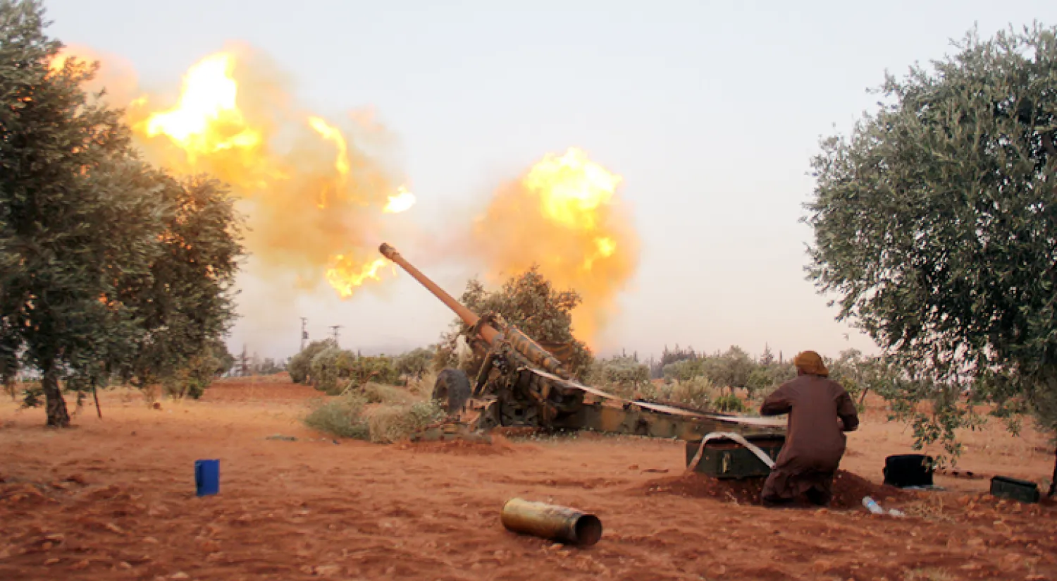 مقاتلوت ينتمون الى فصيل «أجناد الشام» يرمون النيران باتجاه قوات النظام في حلب، اول من امس، في معركة انطلقت للتخفيف عن حصار حلب (إ ف ب)