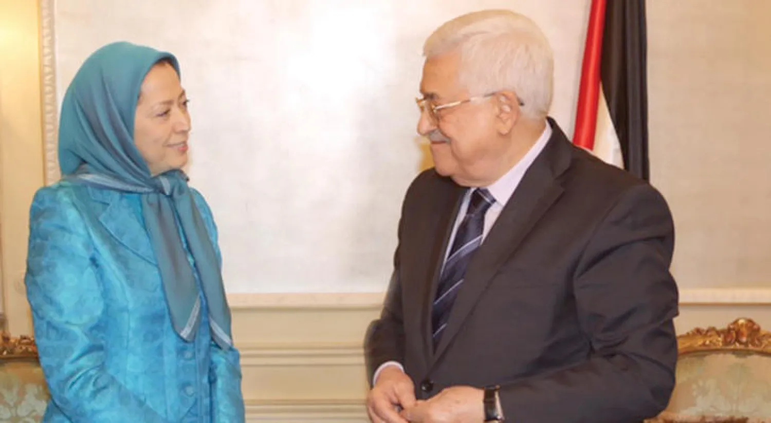 الرئيس عباس خلال لقائه زعيمة المعارضة الإيرانية مريم رجوي في باريس السبت الماضي ({الشرق الأوسط})
