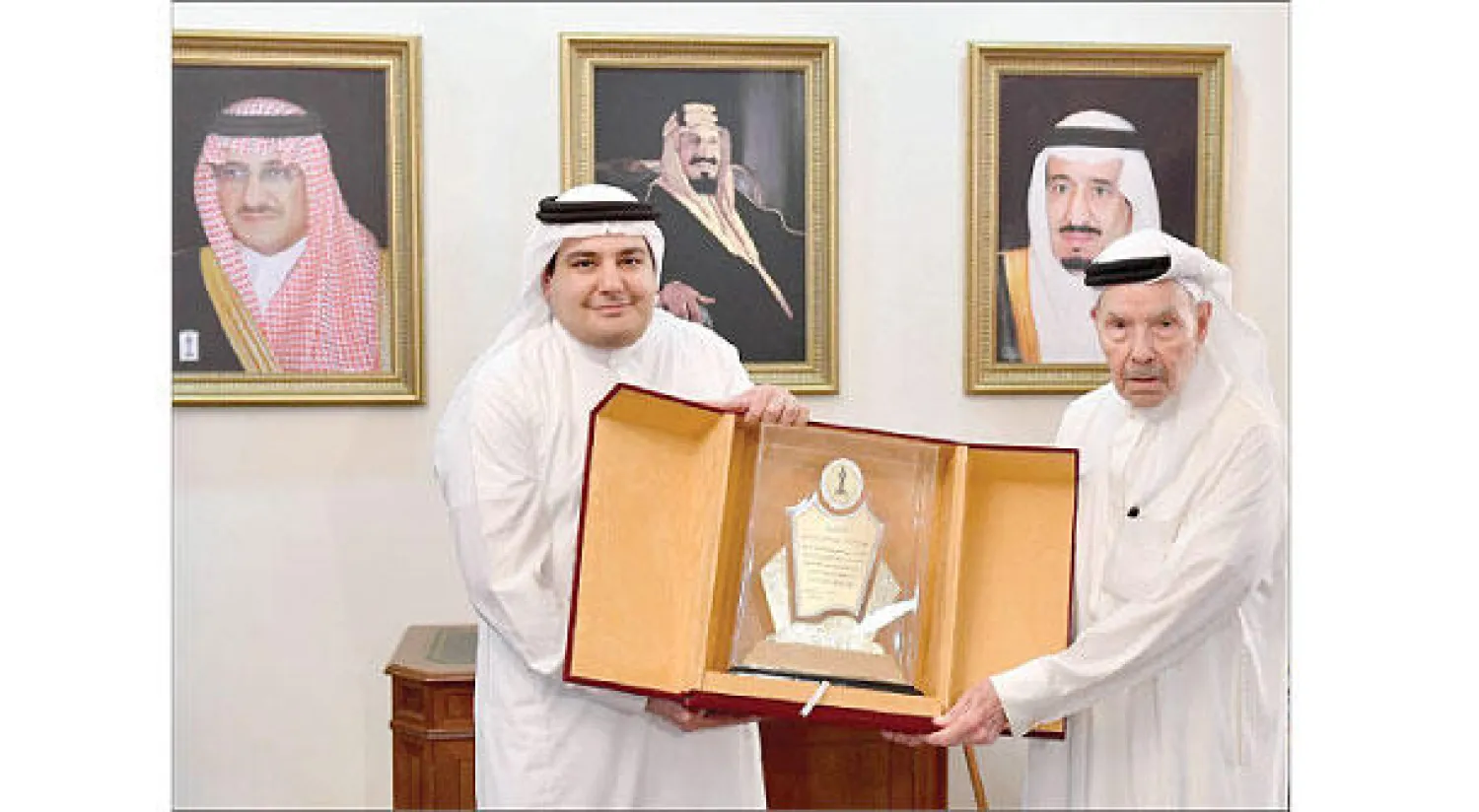 الدكتور عادل الطريفي وزير الثقافة والإعلام خلال تكريمه الأديب السعودي عبد الفتاح أبو مدين الذي منحته الوزارة جائزة تقديرية عرفانًا لما قدمه خلال مسيرته الأدبية والثقافية (واس)