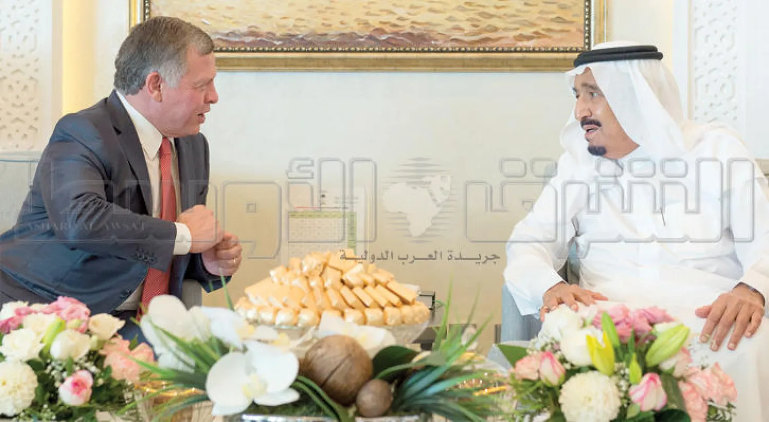 الملك سلمان بن عبد العزيز والعاهل الأردني خلال لقائهما أمس (تصوير: بندر الجلعود)