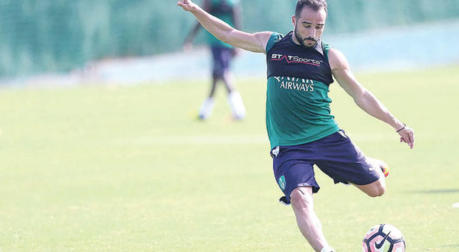 فيتفا يسدد الكرة خلال تدريبات الأهلي في إسبانيا  (المركز الإعلامي بالنادي الأهلي)