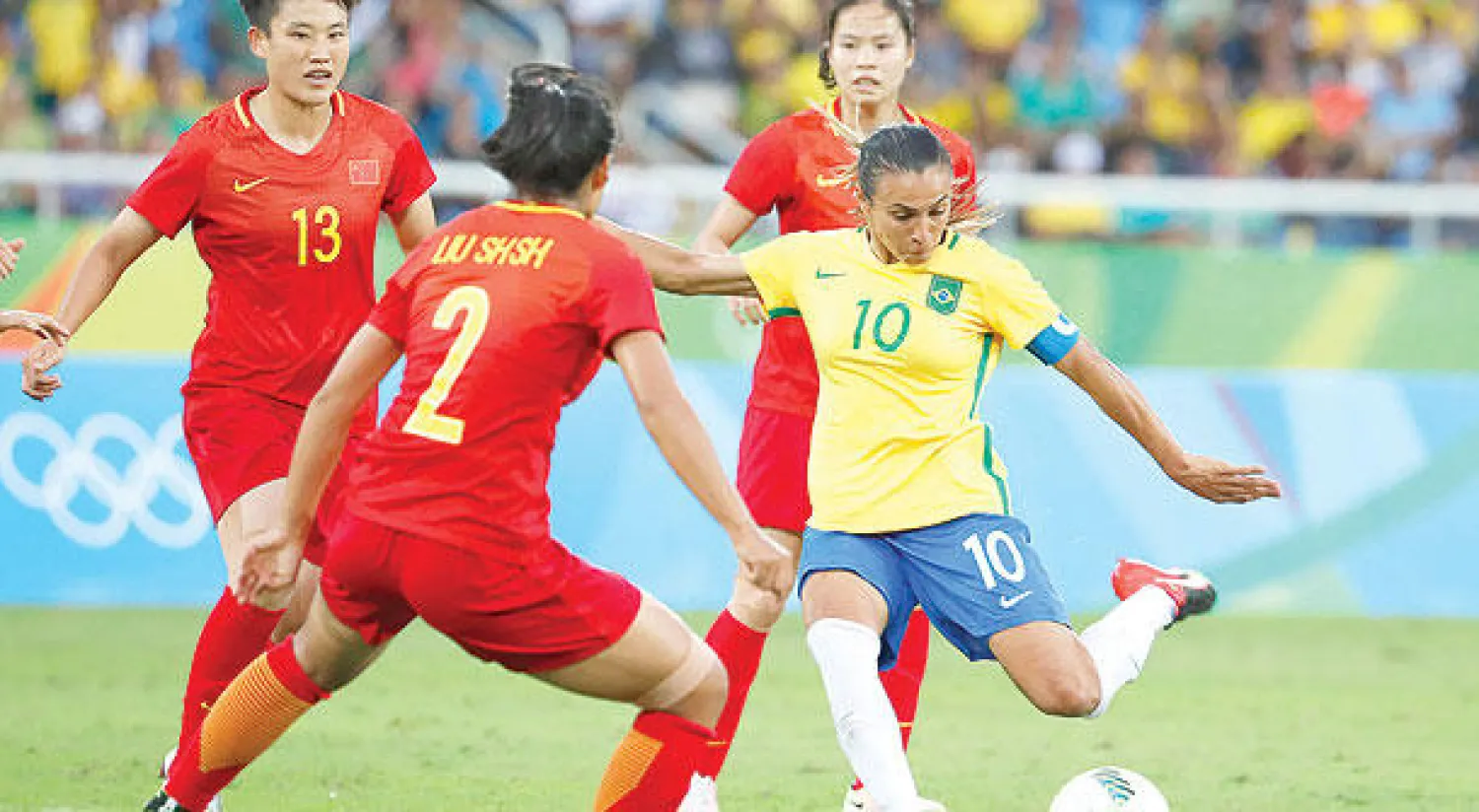 مارتا نجمة البرازيل تقود هجمة على مرمى الصين (إ.ب.أ)