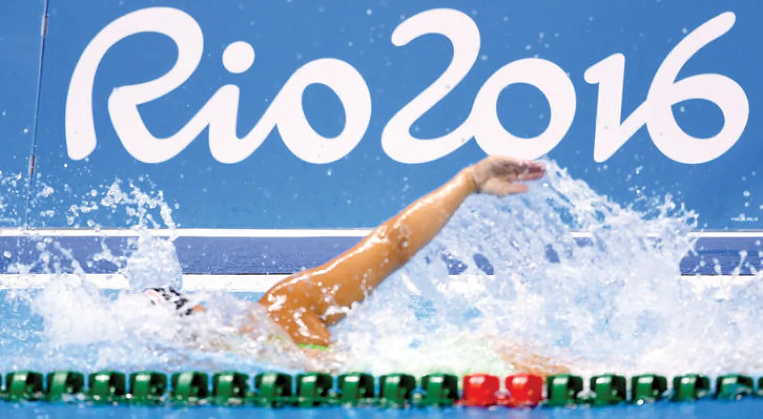 سباح يتمرن في ريو دي جانيرو أمس عشية انطلاق الألعاب الأولمبية (أ.ف.ب)