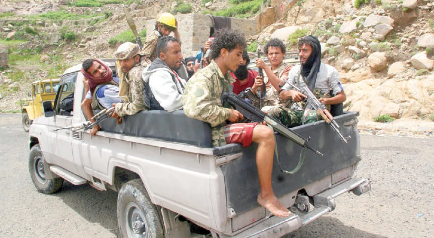 عناصر موالية للقوات الشرعية في منطقة الصراري بضواحي تعز (رويترز)