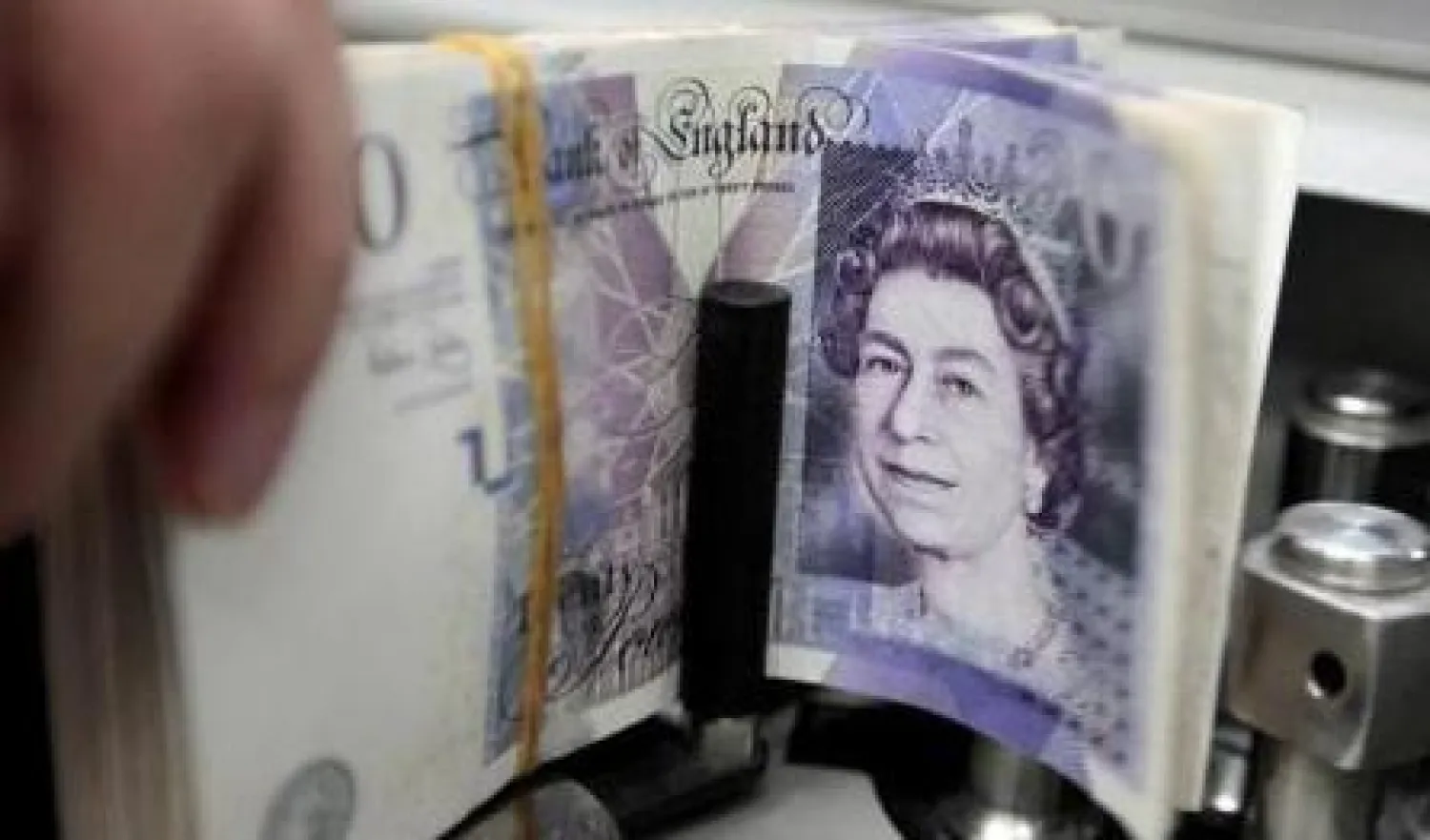الإسترليني يتراجع وسط توقعات بخفض الفائدة البريطانية