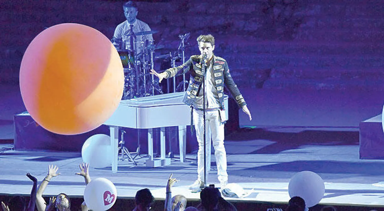 من عرض الفنان {ميكا} ({الشرق الأوسط})