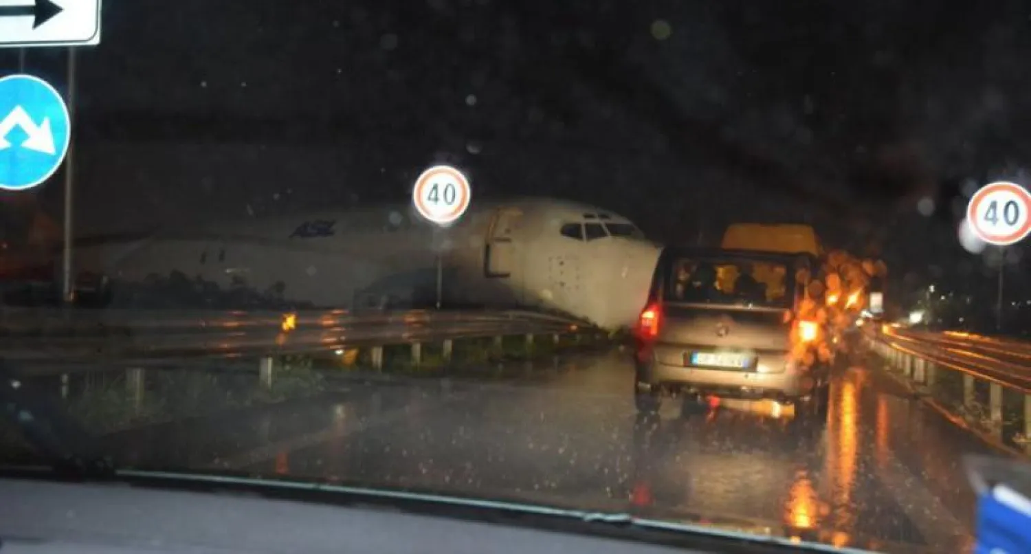 تحطم طائرة على طريق سريع شمال إيطاليا