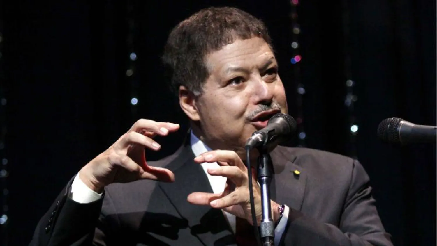 وصول جثمان العالم المصري أحمد زويل إلى القاهرة