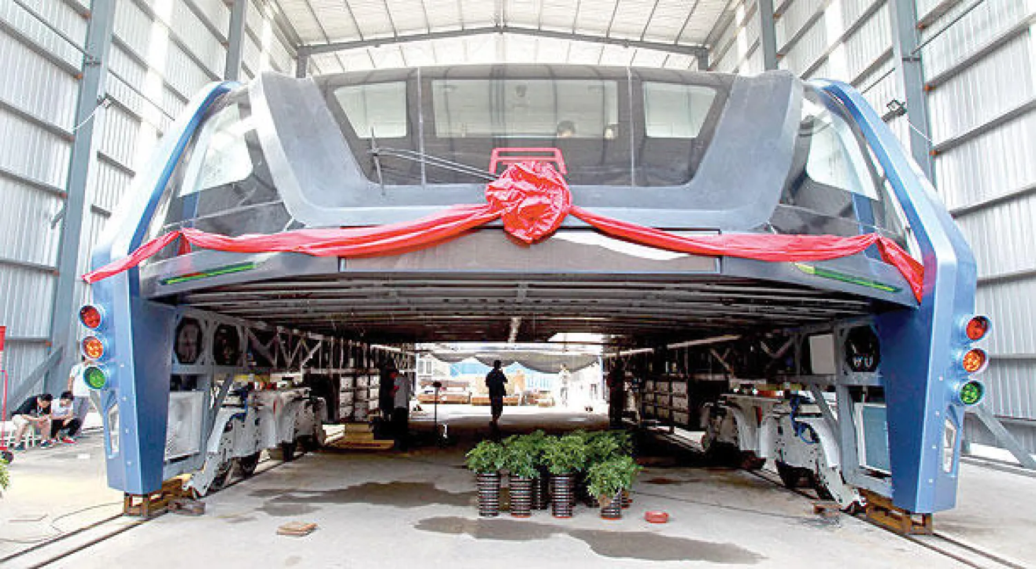 الحافلة الطافية قبل أول تجربة لها يصل ارتفاعها لمترين وطولها 21 مترًا وعرضها 7 أمتار  مما يسمح للسيارات بالمرور تحتها (إ.ب.أ)