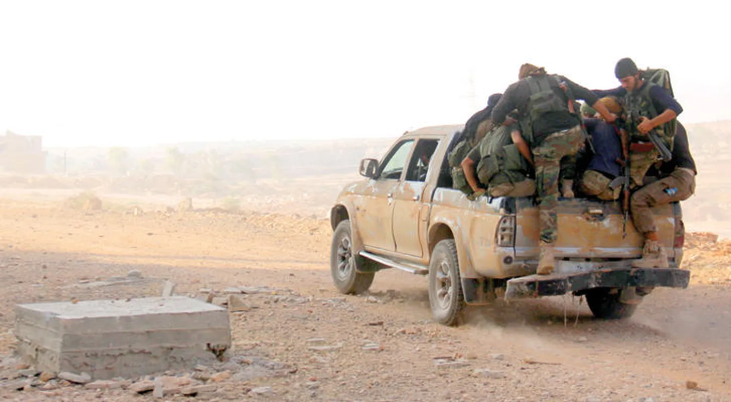 مقاتلون من {جبهة فتح الشام} ({النصرة} سابقا) بعد تحريرهم إحدى المناطق جنوب مدينة حلب أمس (أ.ف.ب)