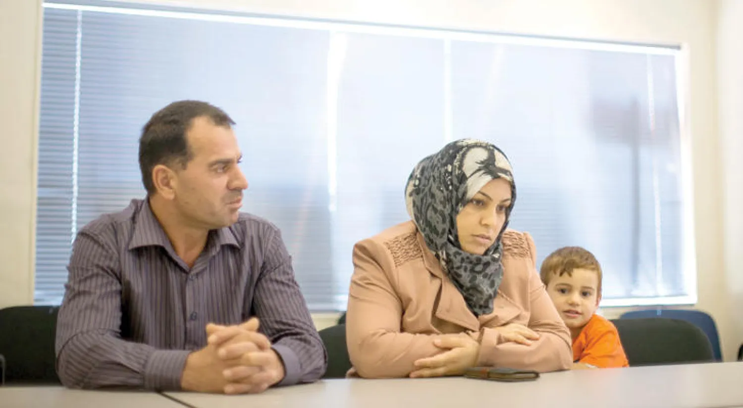 السورية مديحة الغوثاني وزوجها وطفلهما في منزلهما في بالتيمور (نيويورك تايمز)