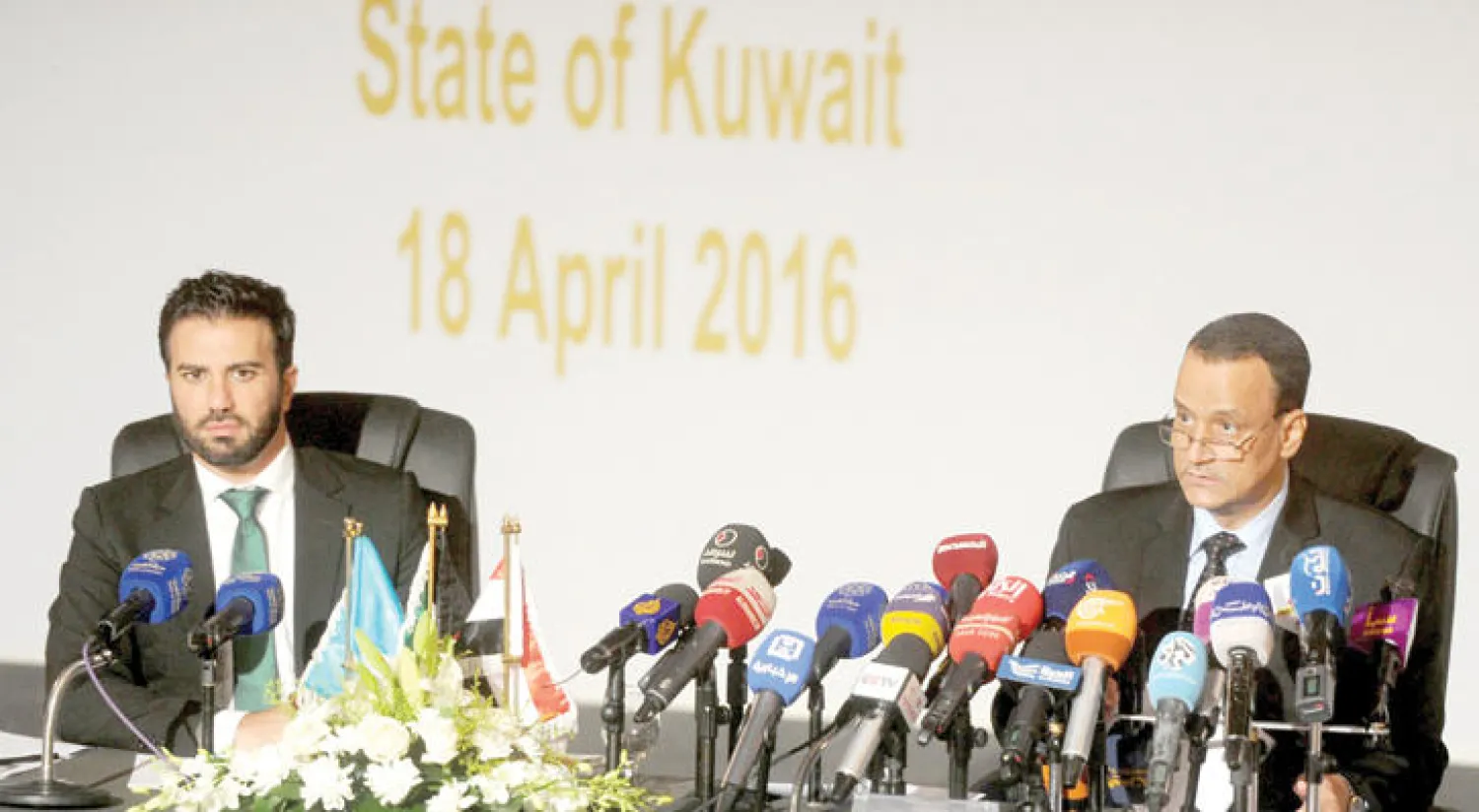 المبعوث الأممي إلى اليمن إسماعيل ولد الشيخ لدى إلقائه البيان الختامي للمشاورات السياسية اليمنية في الكويت أمس (أ.ف.ب)