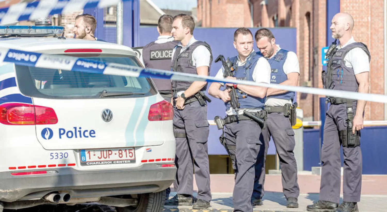 وجود أمني مكثف في مدينة شارلروا البلجيكية إثر هجوم شخص مسلح بساطور على شرطيتين أمس (إ.ب.أ)