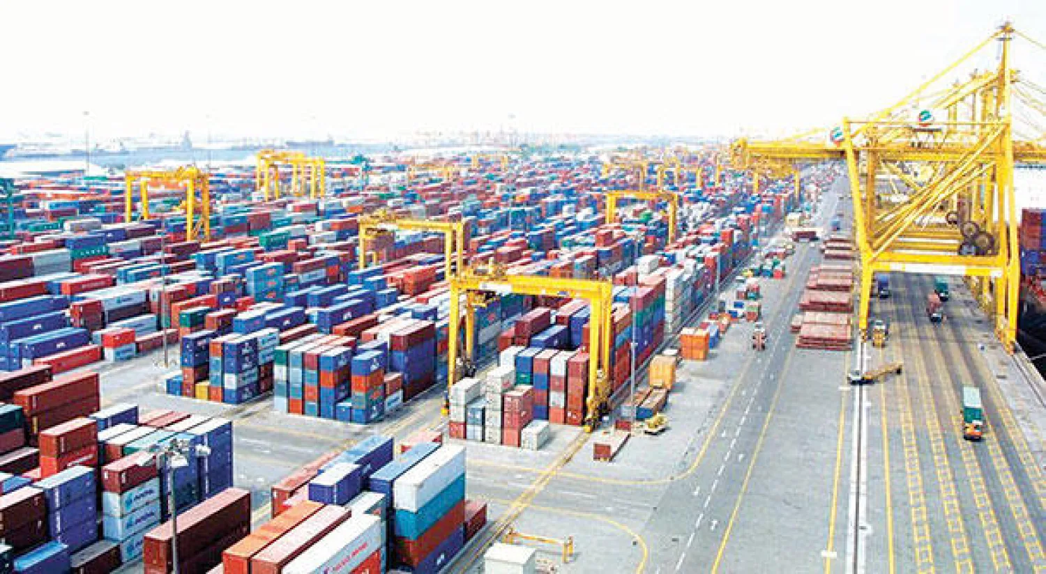 جانب من أحد الموانئ التجارية (رويترز)