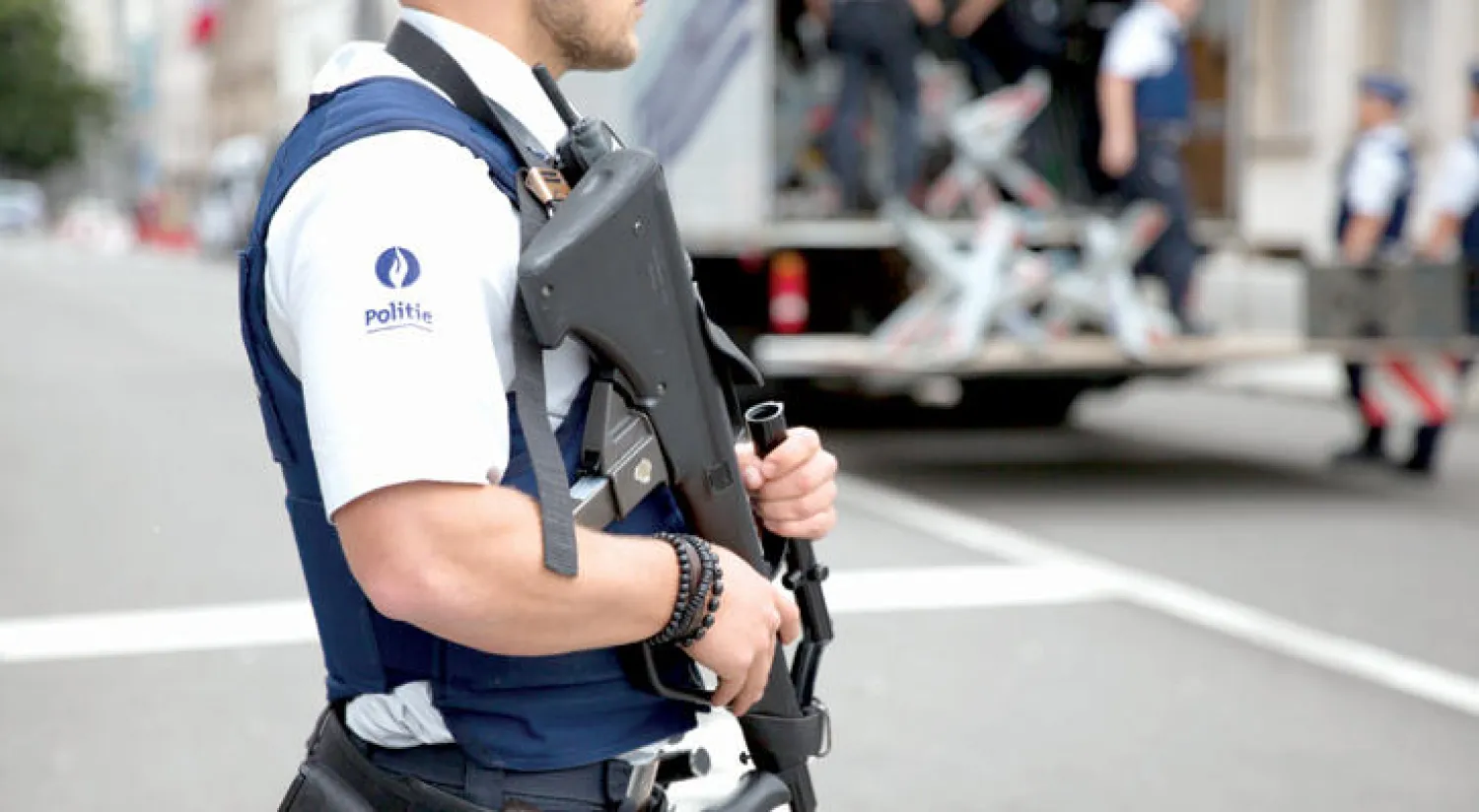 إجراءات أمنية إضافية في مدينة شارلروا البلجيكية لزيادة ضمان سلامة عناصر الشرطة.. وذلك في أعقاب حادث الاعتداء بساطور على عناصر من الشرطة أول من أمس (أ.ب)