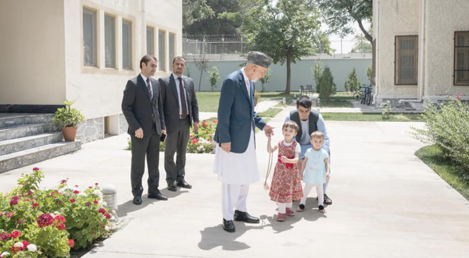 كرزاي يودّع طفلتيه للقاء ضيوفه ({نيويورك تايمز})