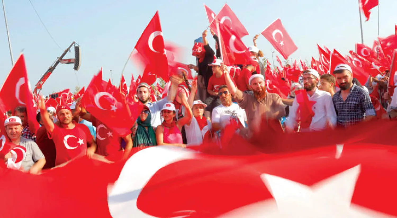 أكثر من مليون مواطن تركي من مختلف التوجهات والأطياف السياسية رفعوا علم بلادهم بلونيه الأحمر والأبيض في ميدان يني كابي في إسطنبول في تجمع «الديمقراطية والشهداء» الذي دعا إليه الرئيس إردوغان أمس (رويترز)