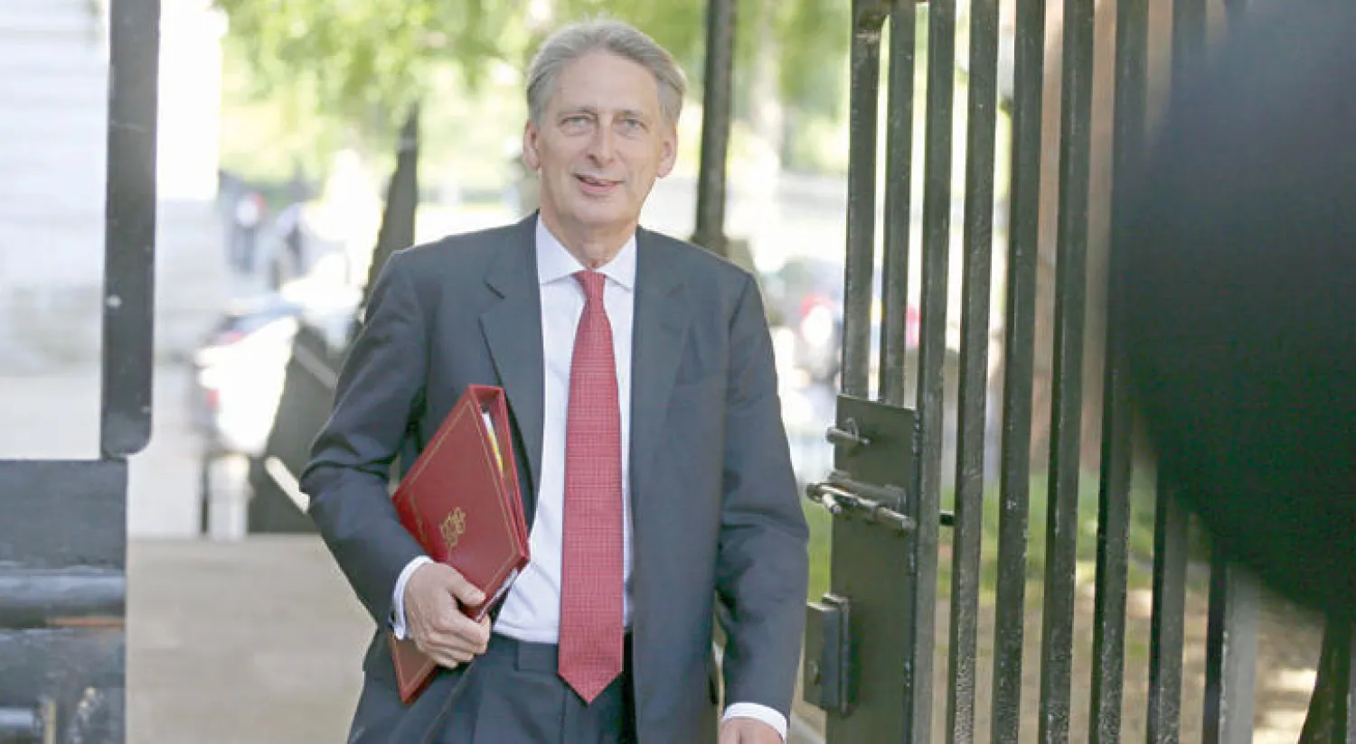 وزير المالية البريطاني فيليب هاموند يصل إلى اجتماع وزاري في «10 داونينغ ستريت» منتصف الشهر الماضي (أ.ف.ب)