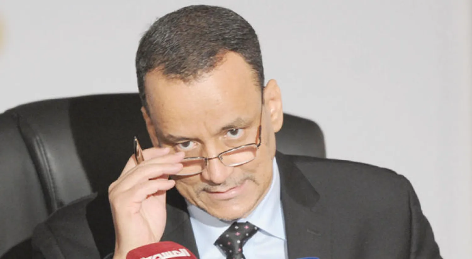 إسماعيل ولد الشيخ أحمد لدى إلقائه البيان الختامي لمشاورات الكويت أول من أمس (أ.ف.ب)