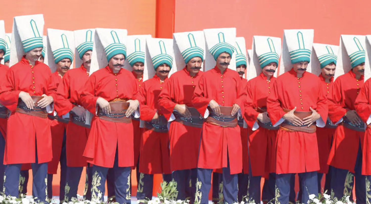 أتراك بالزي العثماني التقليدي لدى مشاركتهم في مظاهرة «حراسة الديمقراطية» بإسطنبول أمس (رويترز)