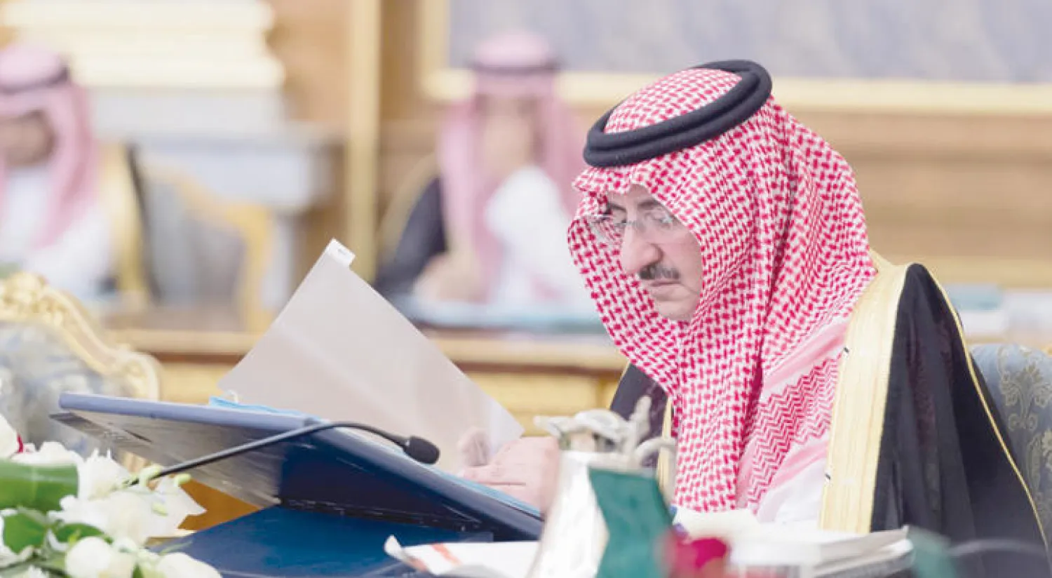 نائب خادم الحرمين الشريفين الأمير محمد بن نايف بن عبد العزيز لدى ترؤسه جلسة مجلس الوزراء في جدة أمس (واس)