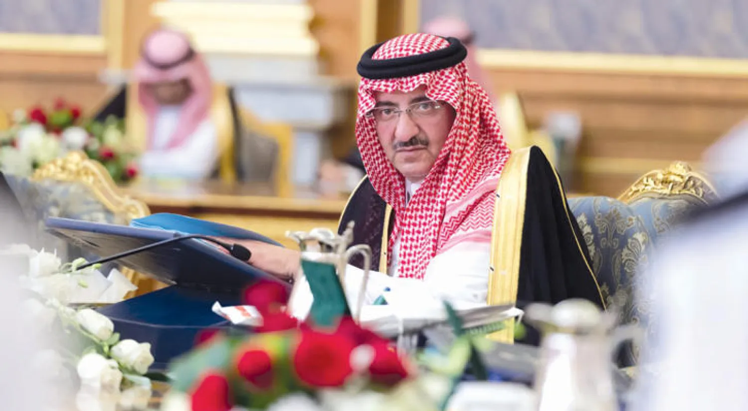 نائب خادم الحرمين الشريفين لدى ترؤسه جلسة مجلس الوزراء في جدة أمس (واس)