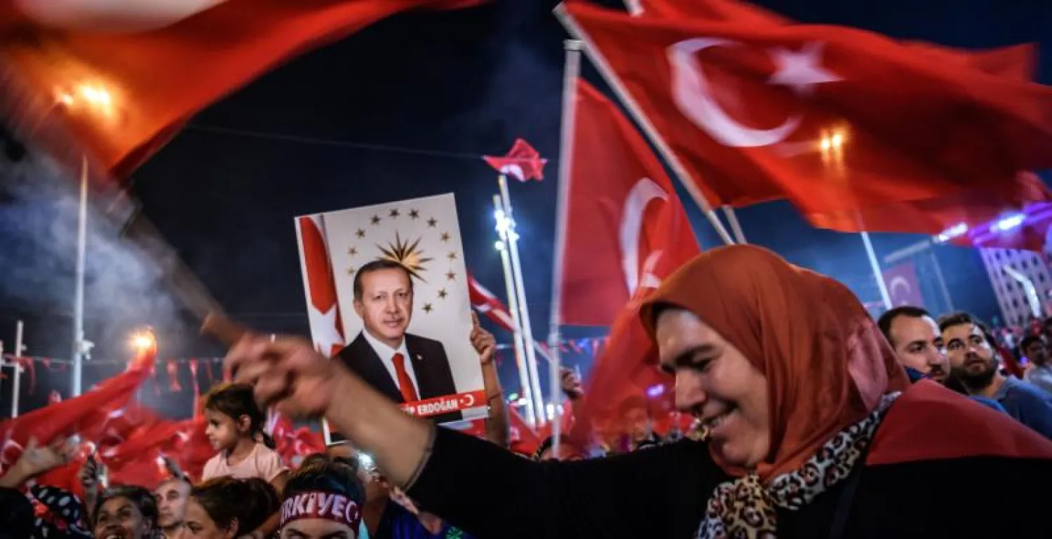 مناصرون لإردوغان يلوحون بالعلم التركي في مسيرة للتنديد بمحاولة الانقلاب العسكري