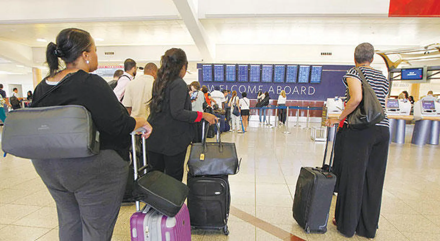 ركاب ينتظرون في مطار أتلانتا الدولي بولاية جورجيا الأميركية  عقب إلغاء رحلات الشركة لتعطل شبكة الكومبيوتر الخاصة (رويترز)