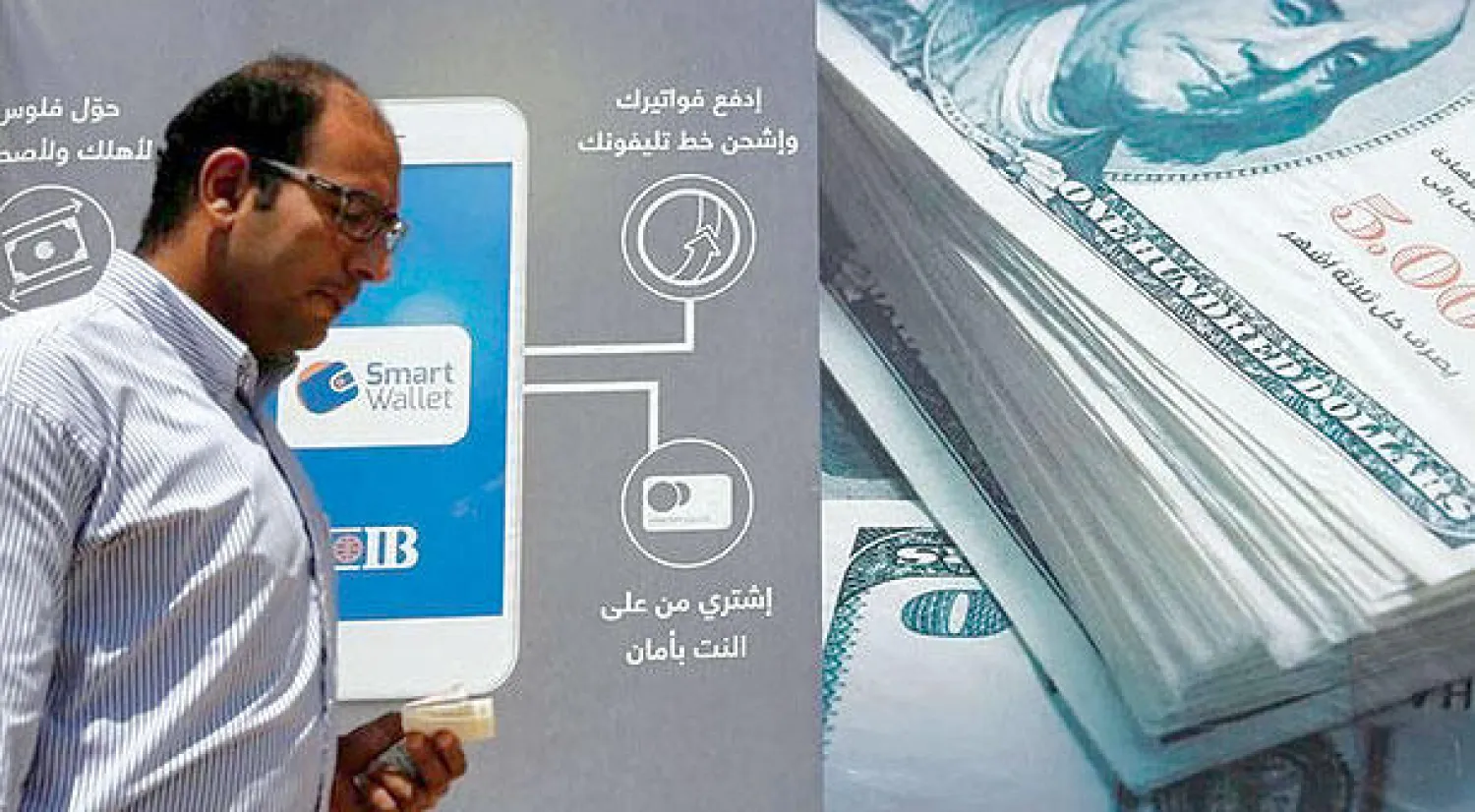 مواطن مصري أمام أحد البنوك في وسط العاصمة القاهرة (رويترز)