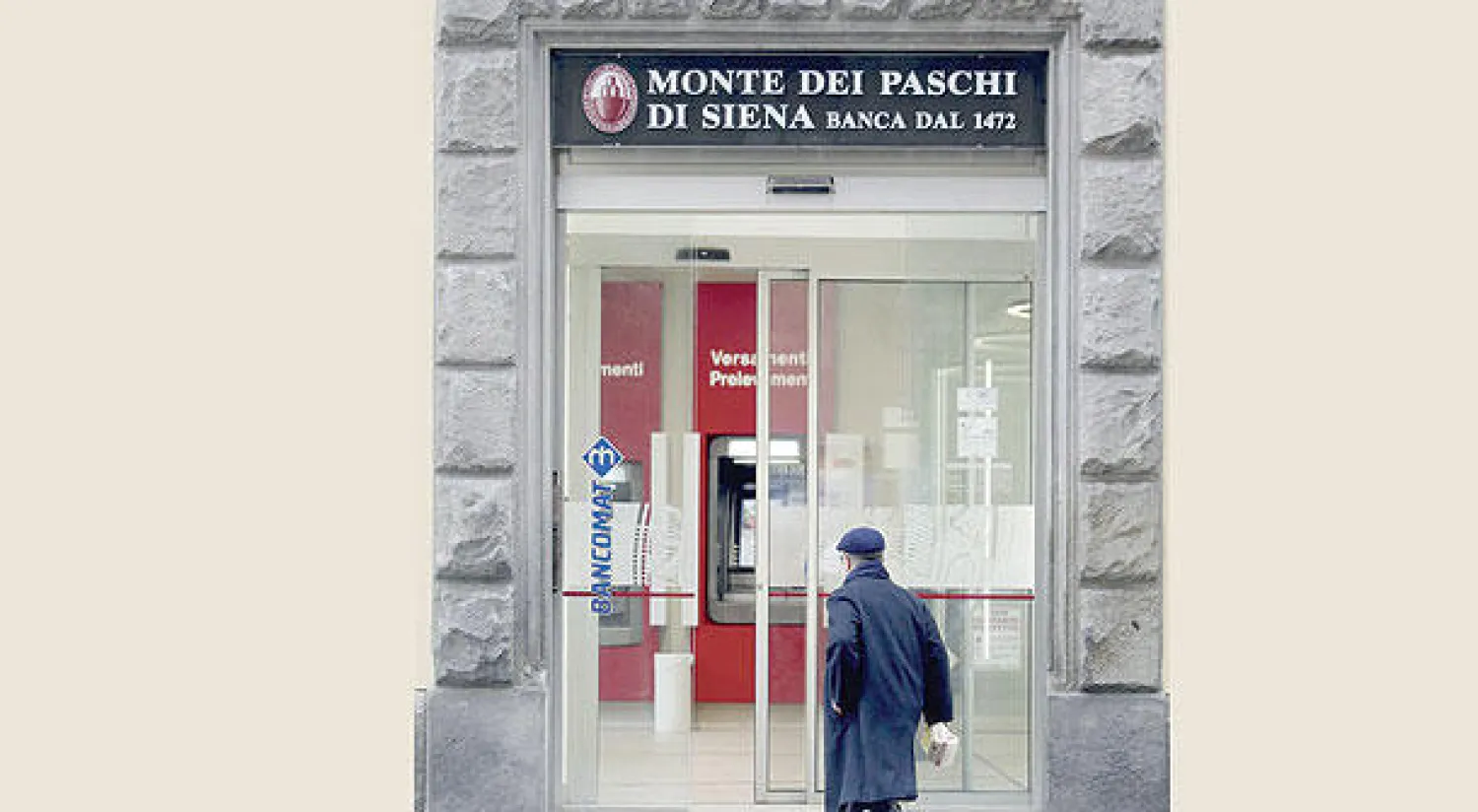 عميل يدخل إلى بنك «مونتي دي باشي دي سينا» وسط روما (رويترز)