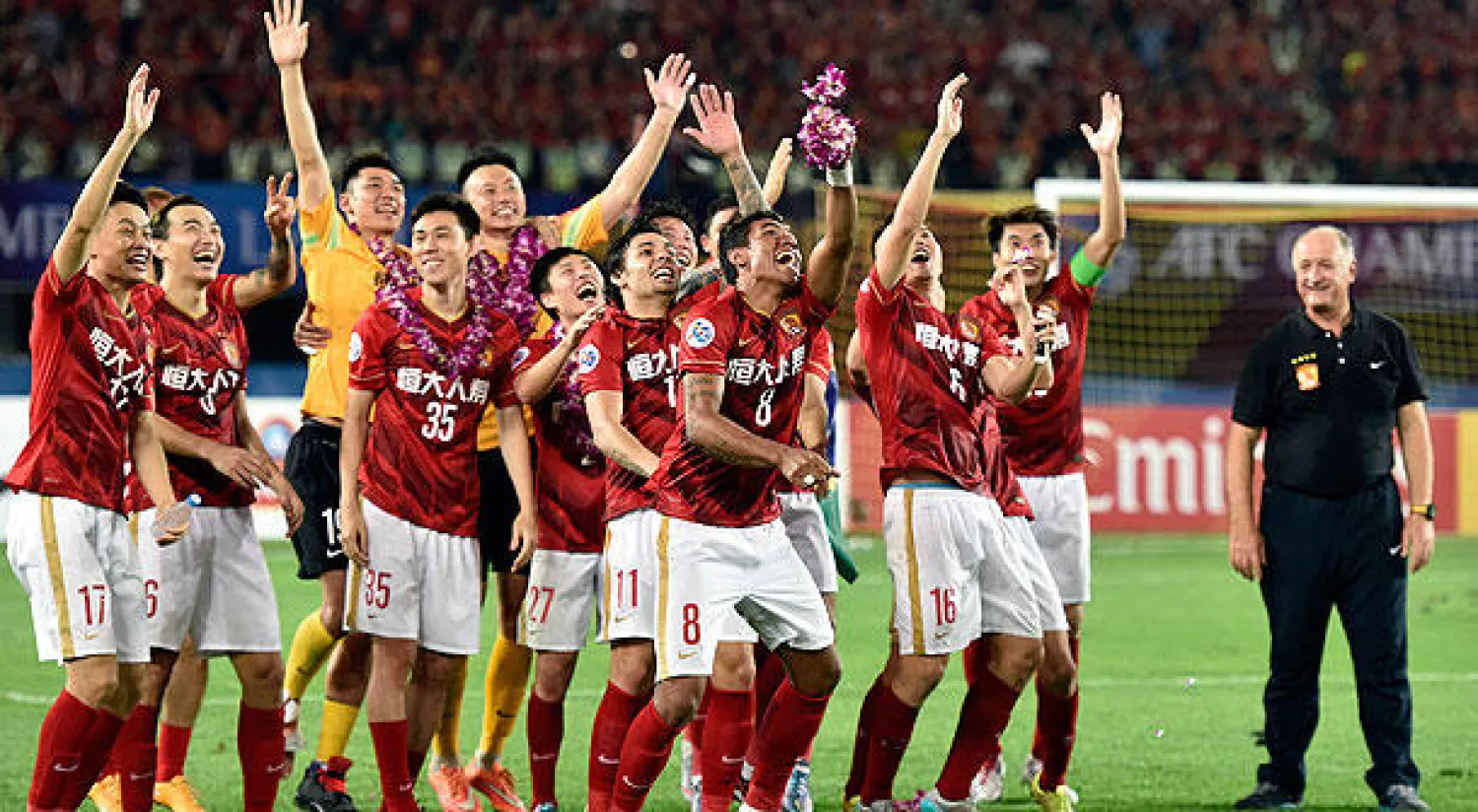 أموال الملياردير وانغ جيانلين ظهرت على إنجازات فريق غوانغجو الصيني