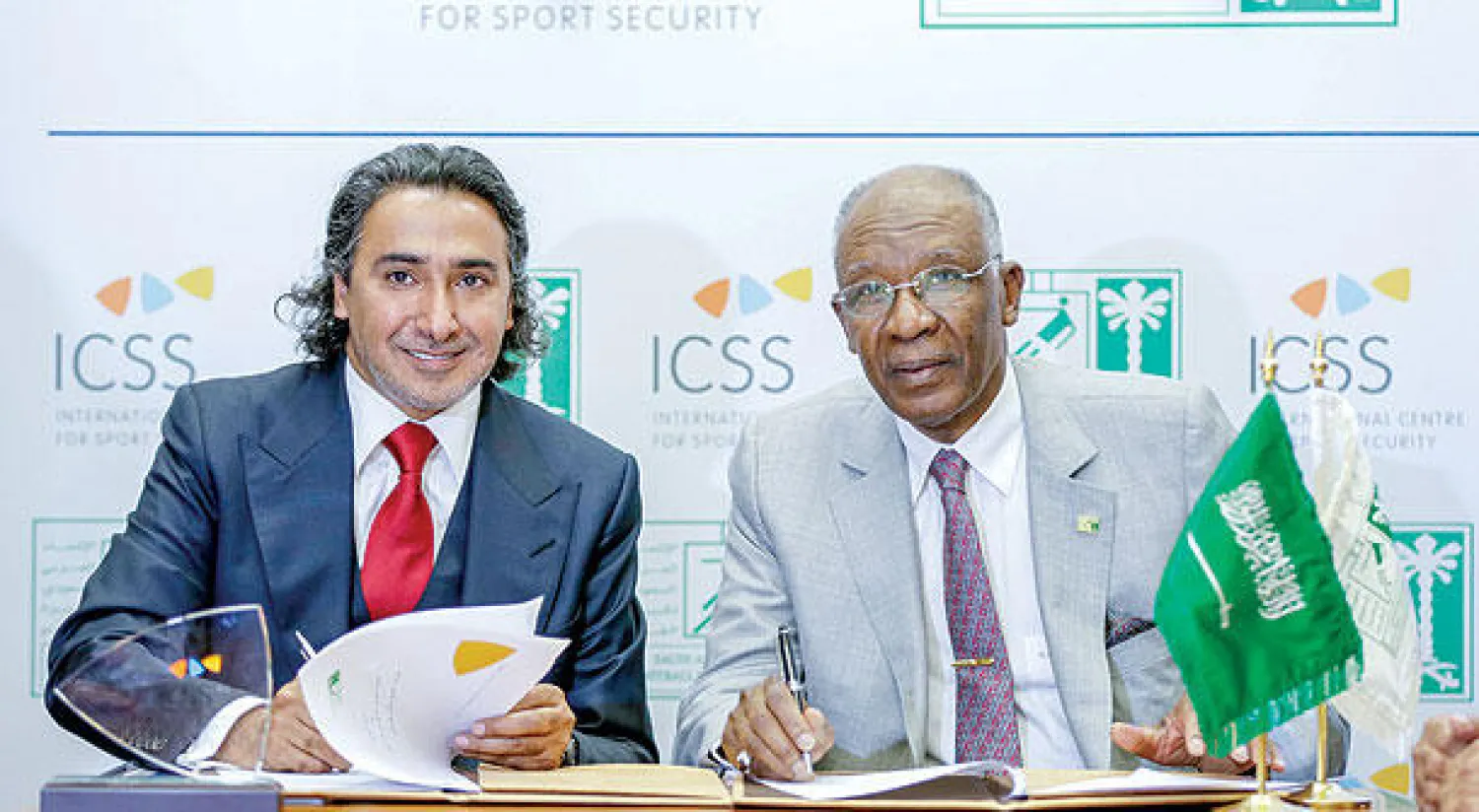 أحمد عيد ومحمد حنزاب خلال توقيع الاتفاقية («الشرق الأوسط»)