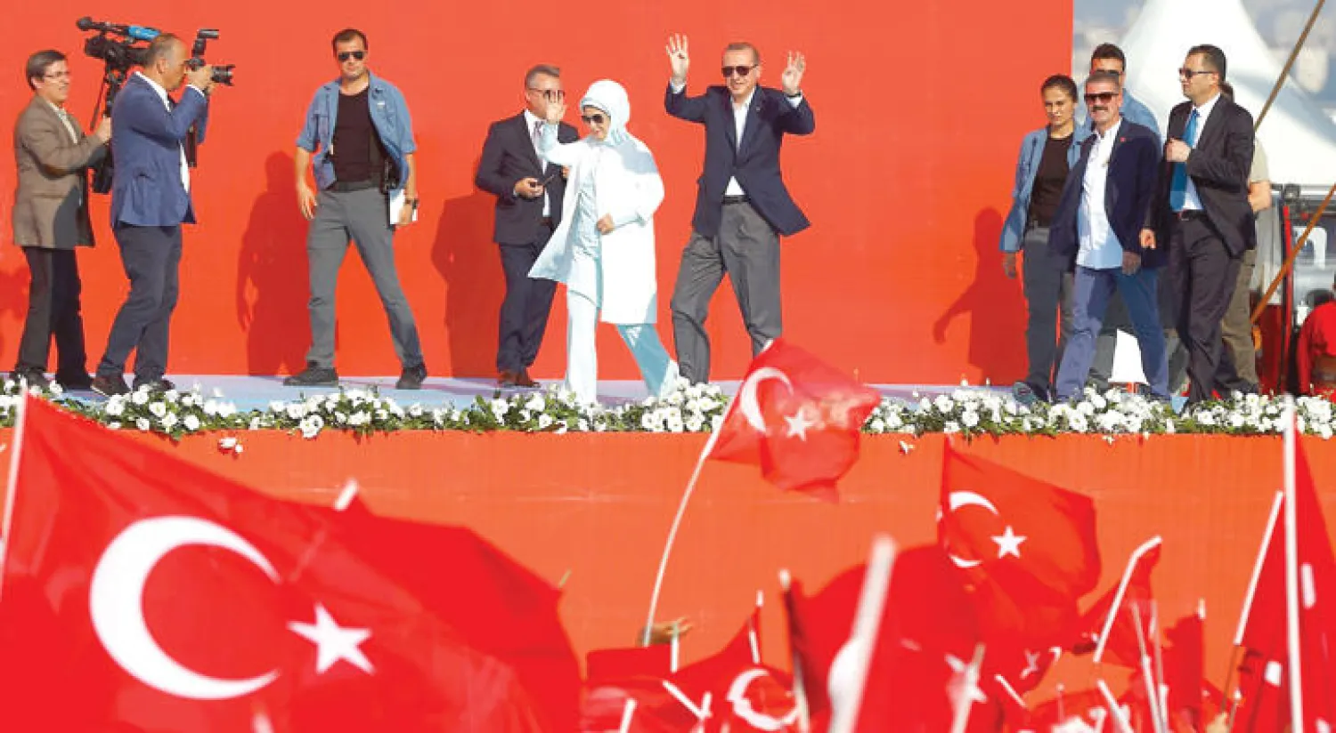 الرئيس رجب طيب إردوغان وزوجته السيدة أمينة مع قيادات الحزب الحاكم والمعارضة خلال مشاركتهم في تجمع {الديمقراطية والشهداء}، في ميدان يتي كابي في إسطنبول أول من أمس، للتنديد بالانقلاب الفاشل (رويترز)