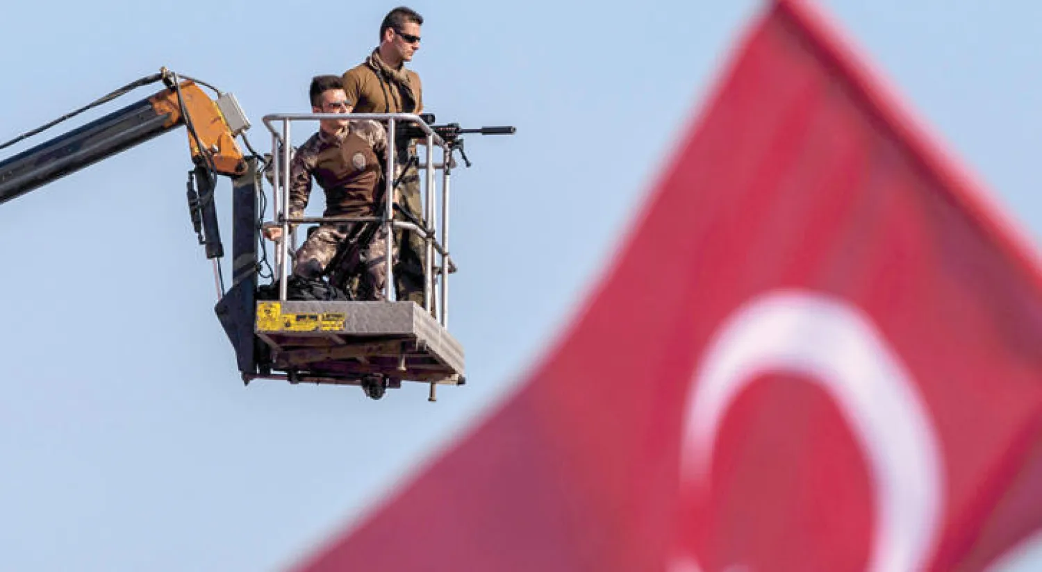 قوات خاصة تركية تراقب الحشود في تجمع «الديمقراطية والشهداء» في ميدان يتي كابي في إسطنبول حيث تجمع الآلاف للتنديد بالانقلاب الفاشل (أ.ف.ب)