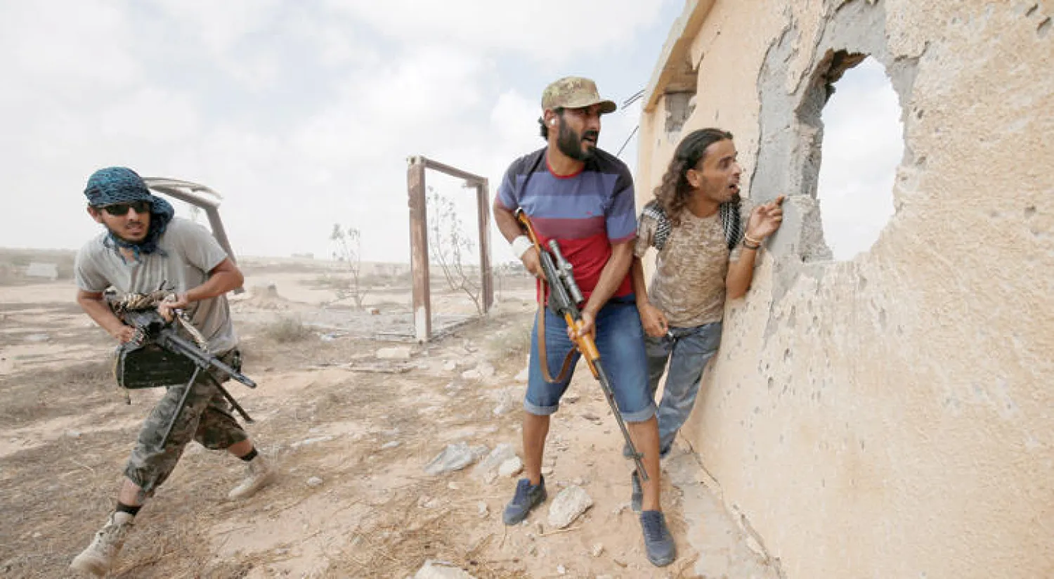 عناصر تابعة لقوات ليبية متحالفة مع الحكومة المدعومة من الامم المتحدة خلال معركة مع مقاتلي تنظيم داعش في سرت (رويترز).. وفي الاطار محمد شعيب النائب الأول لرئيس البرلمان الليبي