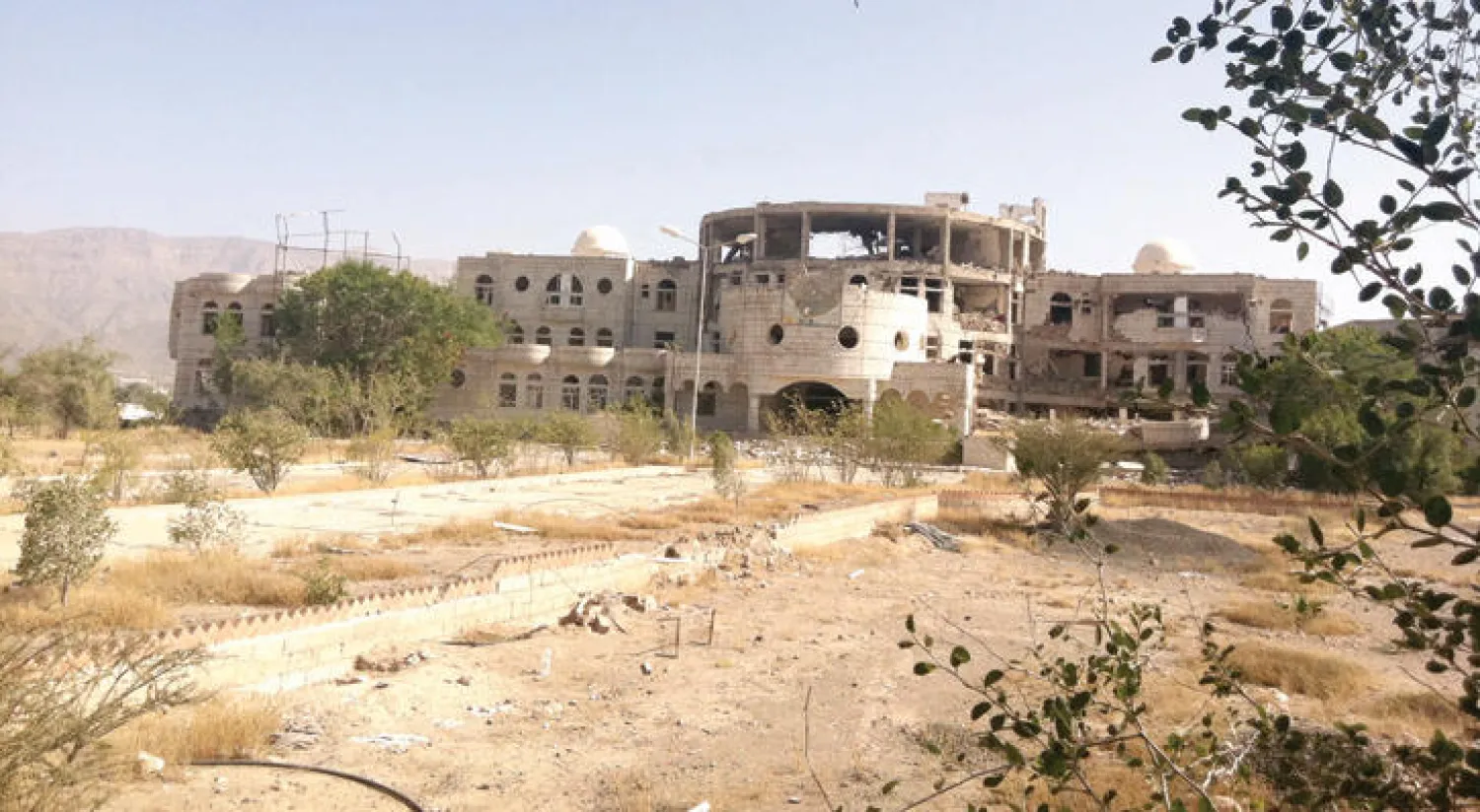 مجمع محافظة الضالع استخدمته الميليشيات الانقلابية مقرًا لعملياتها العسكرية («الشرق الأوسط»)