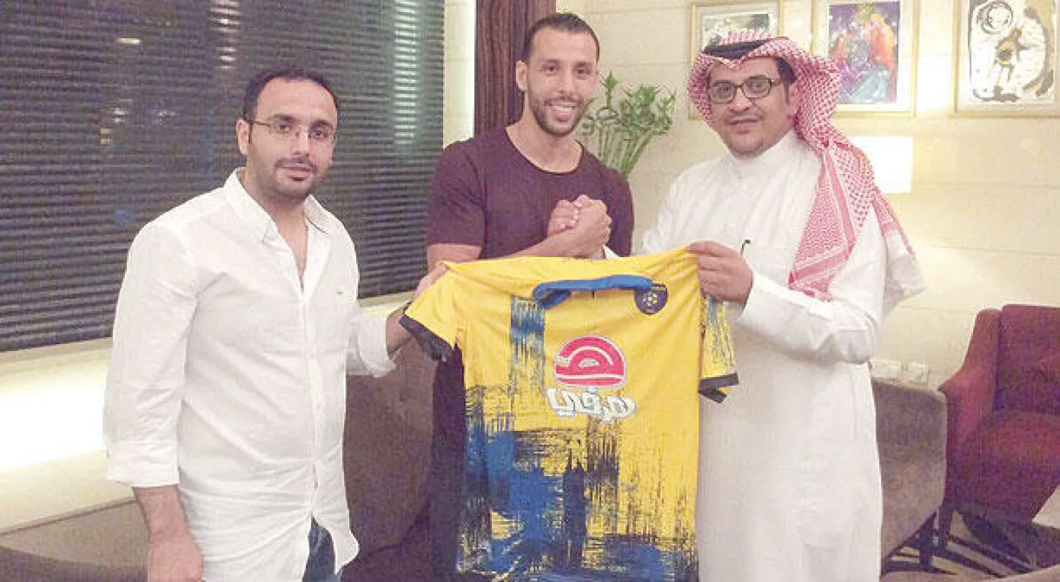 منير الحمداوي خلال مراسم توقيع العقد ({الشرق الأوسط})